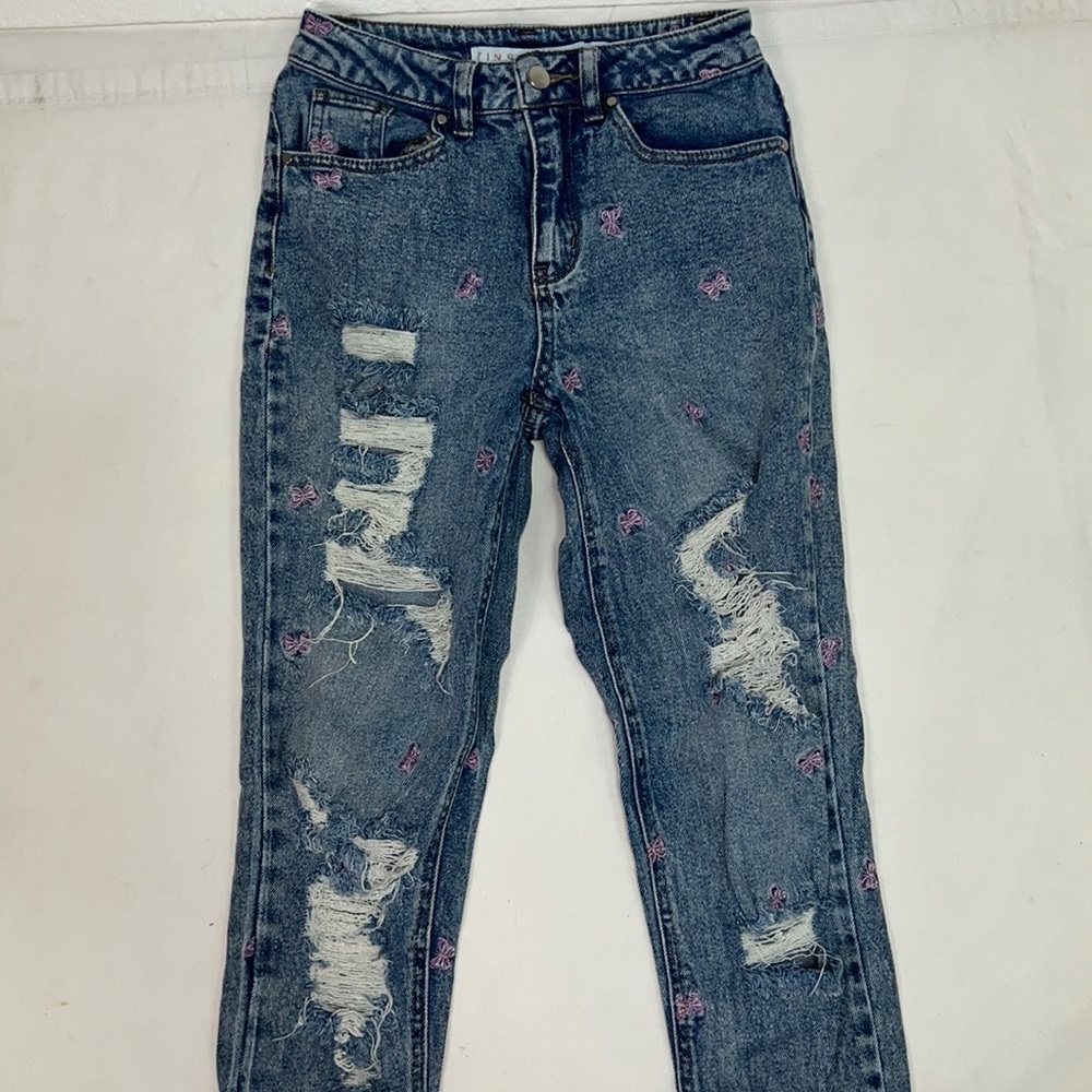 2385 women’s Tinseltown ripped jeans
